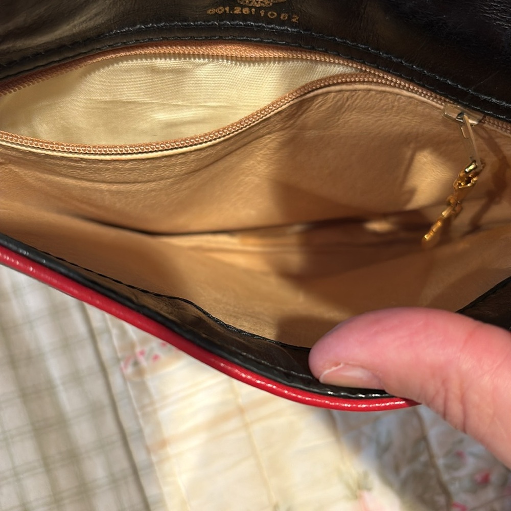Gucci vintage crossbody bag black with red trim. Beautiful inside has wear shown - Picture 3 of 11